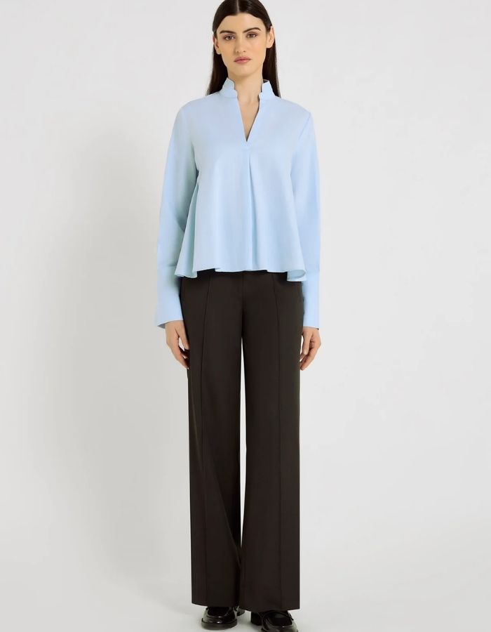 Silhouette avec la Blouse patineuse pour femme en twill chevron de coton bleu ciel avec col mao ouvert en V et poignets longs, modèle Françoise de la marque Hana San