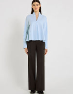Silhouette avec la Blouse patineuse pour femme en twill chevron de coton bleu ciel avec col mao ouvert en V et poignets longs, modèle Françoise de la marque Hana San