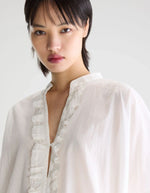 Blouse Dahlia Blanche Bellerose en coton léger, coupe oversized, col mandarin et volants délicats.