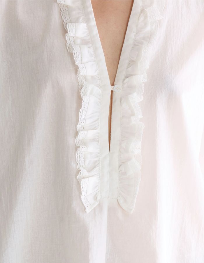 Blouse Dahlia Blanche Bellerose en coton léger, col mandarin et patte de boutonnage à volants délicats.
