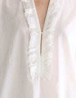 Blouse Dahlia Blanche Bellerose en coton léger, col mandarin et patte de boutonnage à volants délicats.