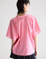 Blouse Dahlia Geranium rose oversized en voile de coton avec col mandarin et manches dolman courtes.