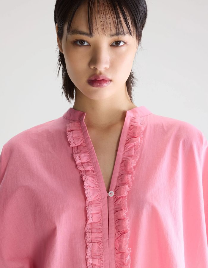 Blouse Dahlia Geranium rose oversized en voile de coton avec col mandarin et patte de boutonnage à volants.