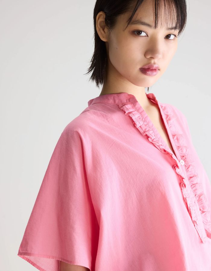 Blouse Dahlia Geranium rose oversized en voile de coton avec col mandarin et patte de boutonnage à volants.