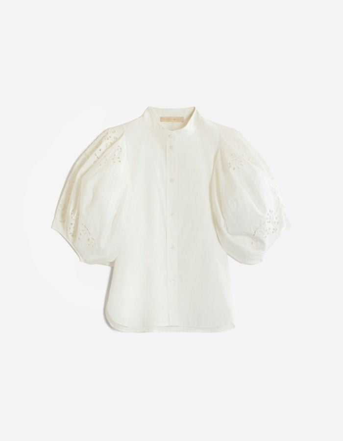 Blouse Felicie écru en coton avec col rond, manches bouffantes et détails dentelle.