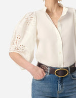 Blouse Felicie Ecrue en coton avec col rond, manches bouffantes brodées et détails dentelle.