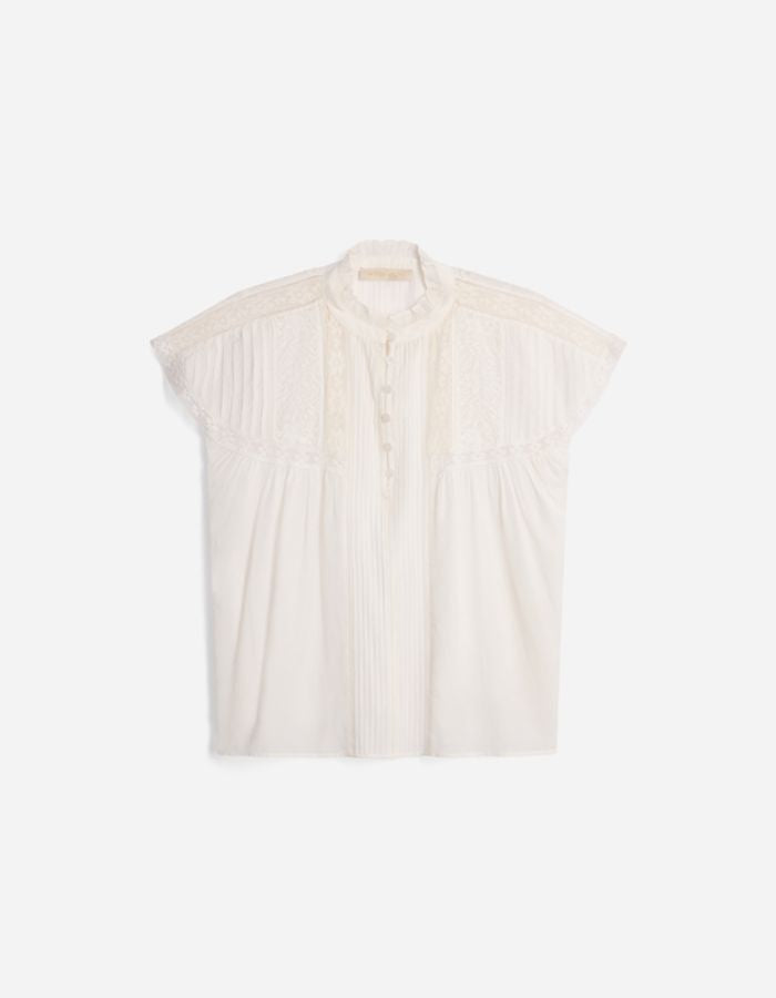 Blouse Ganu Blanche fluide avec dentelle, fronces, encolure tunisienne et manches courtes volantées.