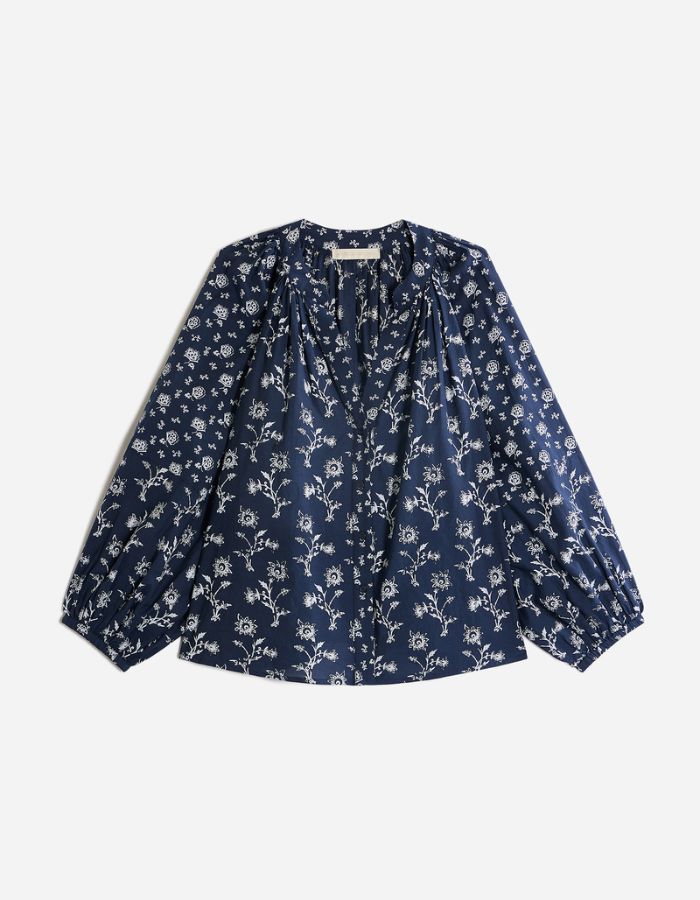Blouse Gédéon Vanessa Bruno bleu marine à motif floral blanc, encolure en V froncée, manches longues bouffantes.
