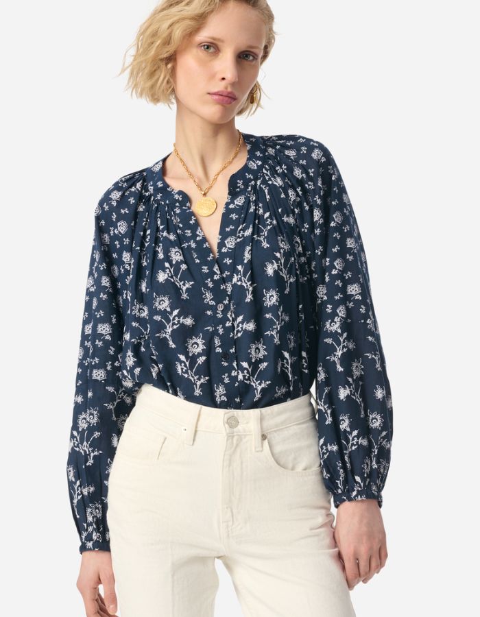 Blouse Gédéon Vanessa Bruno bleu marine à motif floral blanc, encolure en V froncée, manches longues bouffantes.
