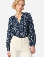 Blouse Gédéon Vanessa Bruno bleu marine à motif floral blanc, encolure en V froncée, manches longues bouffantes.