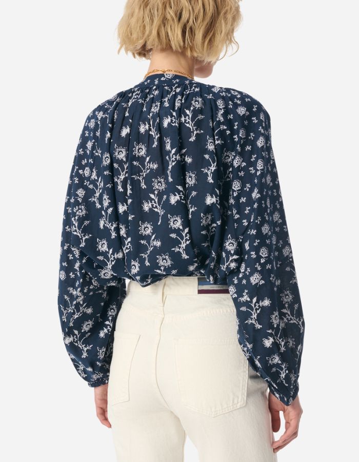 Blouse Gédéon Vanessa Bruno bleu marine à motif floral blanc, manches bouffantes, encolure froncée, dos.