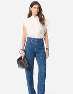 Blouse Gifty Ecru Vanessa Bruno en coton avec manches volantées brodées, portée avec un jean.