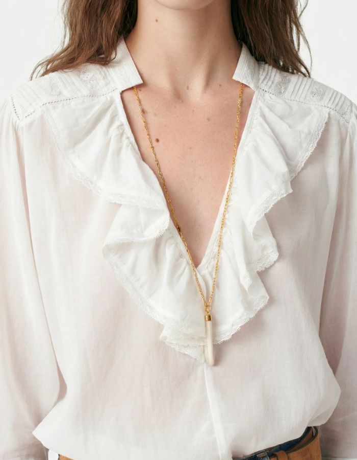 Blouse Grenet Blanc Vanessa Bruno en voile de coton blanc, encolure en V avec volants et dentelle.