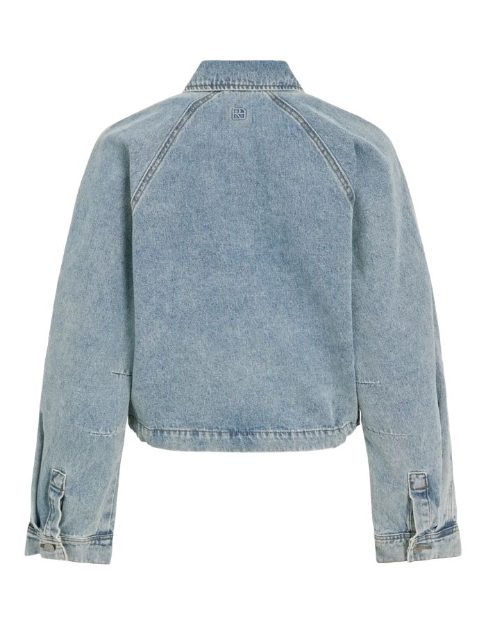 Dos du Blouson style bomber en jean pour femme de couleur bleu clair délavé Light Blue Denim, modèle Tiana de la marque Rouge Edit. Présente un col chemise évasé, une fermeture à glissière cachée sous des boutons-pression dorés mats Dull Gold et des brides de serrage ajustables.