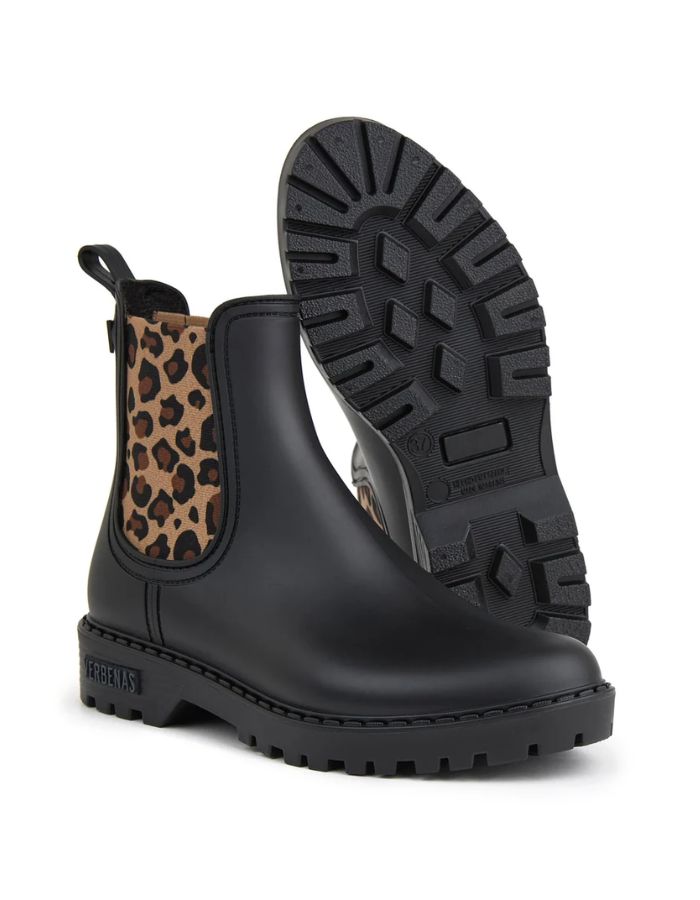 Semelles des Bottines de pluie pour femme en PVC noir mat avec élastique latéral imprimé léopard et semelle crantée, modèle Gaudi Mate Animal Negro-Leopardo de VERBENAS.