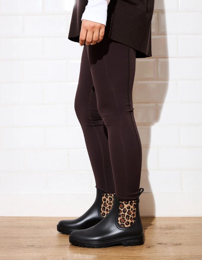 Silhouette avec les Bottines de pluie pour femme en PVC noir mat avec élastique latéral imprimé léopard et semelle crantée, modèle Gaudi Mate Animal Negro-Leopardo de VERBENAS.