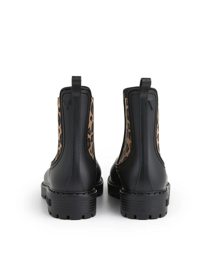 Talons des Bottines de pluie pour femme en PVC noir mat avec élastique latéral imprimé léopard et semelle crantée, modèle Gaudi Mate Animal Negro-Leopardo de VERBENAS.