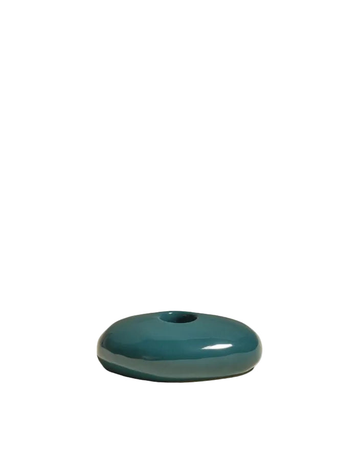 Bougeoir Stone Bleu Sarah en céramique émaillée, forme galet organique, finition brillante.