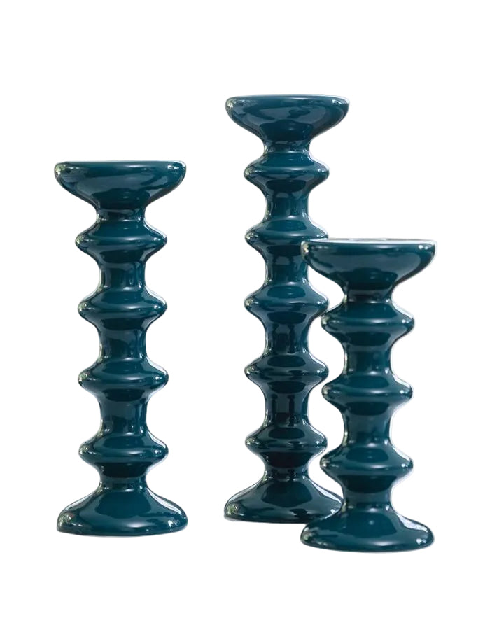 Trois bougeoirs Slave en faïence Bleu Sarah, aux silhouettes totémiques et courbes généreuses.