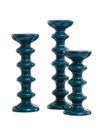 Trois bougeoirs Slave en faïence Bleu Sarah, aux silhouettes totémiques et courbes généreuses.