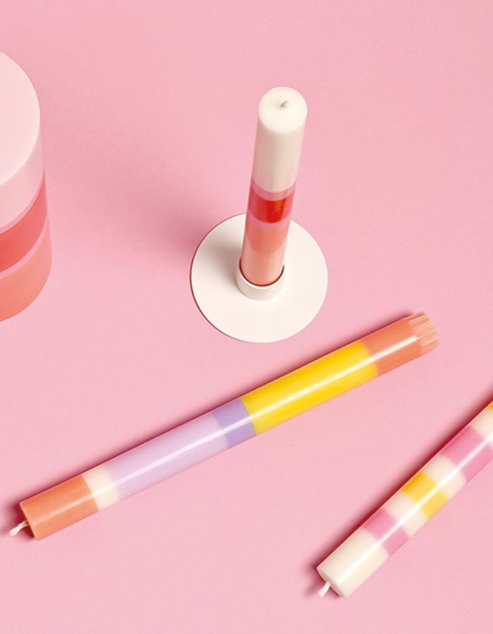 Ambiance déco avec la Bougie de type flambeau multicolore modèle Birthday Cake, de 23 cm de hauteur. Design minimaliste aux couleurs brillantes en cire végétale biologique, fabriquée à la main et issue du commerce équitable