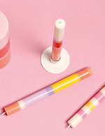 Ambiance déco avec la Bougie de type flambeau multicolore modèle Birthday Cake, de 23 cm de hauteur. Design minimaliste aux couleurs brillantes en cire végétale biologique, fabriquée à la main et issue du commerce équitable