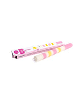 Emballage de la Bougie de type flambeau multicolore modèle Birthday Cake, de 23 cm de hauteur. Design minimaliste aux couleurs brillantes en cire végétale biologique, fabriquée à la main et issue du commerce équitable