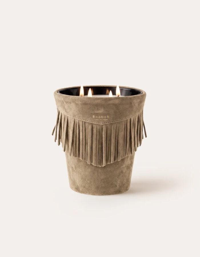 Bougie taille signature parfumée habillée de cuir recyclé taupe à franges d'inspiration Ouest américain.