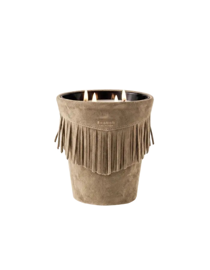Bougie taille signature parfumée habillée de cuir recyclé taupe à franges d'inspiration Ouest américain.