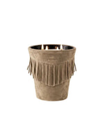Bougie taille signature parfumée habillée de cuir recyclé taupe à franges d'inspiration Ouest américain.