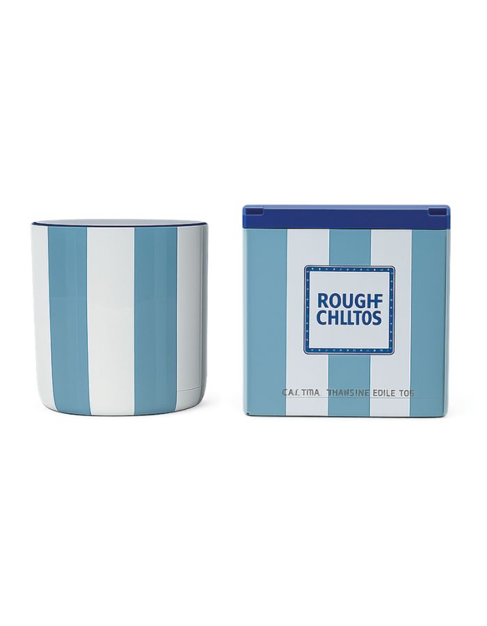 Bougie parfumée Chichou de la marque Opjet dans un pot cylindrique en céramique blanche de 8 cm de hauteur, décoré de rayures horizontales bleues peintes à la main.