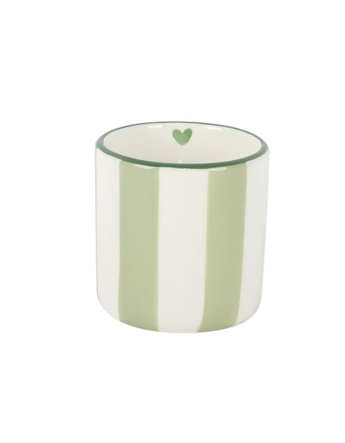 Gros plan sur la Bougie parfumée d'ambiance Chichou de la marque Opjet, dans un pot cylindrique en céramique blanche de 8 cm de hauteur, peint à la main de rayures horizontales vert matcha.