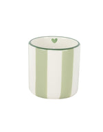 Gros plan sur la Bougie parfumée d'ambiance Chichou de la marque Opjet, dans un pot cylindrique en céramique blanche de 8 cm de hauteur, peint à la main de rayures horizontales vert matcha.