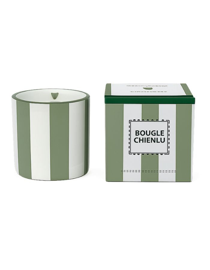 Bougie parfumée d'ambiance Chichou de la marque Opjet, dans un pot cylindrique en céramique blanche de 8 cm de hauteur, peint à la main de rayures horizontales vert matcha.