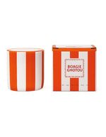 Bougie parfumée d'intérieur Chichou de la marque Opjet, logée dans un contenant cylindrique en céramique blanche de 8 cm de diamètre avec des rayures horizontales orange peintes à la main