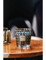 Bougie parfumée My First Baobab Manhattan en verre avec motif Art Déco platine et bleu marine.