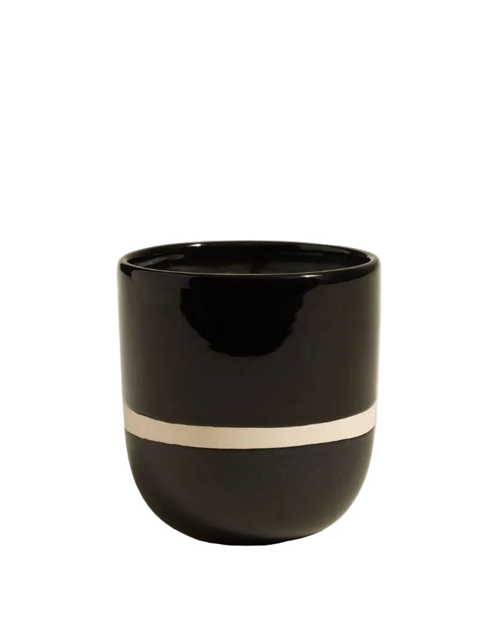 Bougie Sicilia Ambre Noire en grès noir brillant et mat Radis Noir avec bande beige.