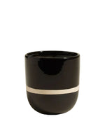 Bougie Sicilia Ambre Noire en grès noir brillant et mat Radis Noir avec bande beige.