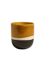 Bougie Sicilia Bois de Santal en grès émaillé Fauve et Radis Noir avec bande blanche.