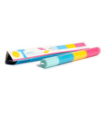 Emballage de la Bougie flambeau multicolore et graphique modèle Thanks de 23 cm de haut. Design minimaliste composé de couches de cire végétale biologique superposées à la main, présentée à côté de son étui cylindrique en papier de création certifié FSC