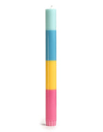 Bougie flambeau multicolore et graphique modèle Thanks de 23 cm de haut. Design minimaliste composé de couches de cire végétale biologique superposées à la main, présentée à côté de son étui cylindrique en papier de création certifié FSC