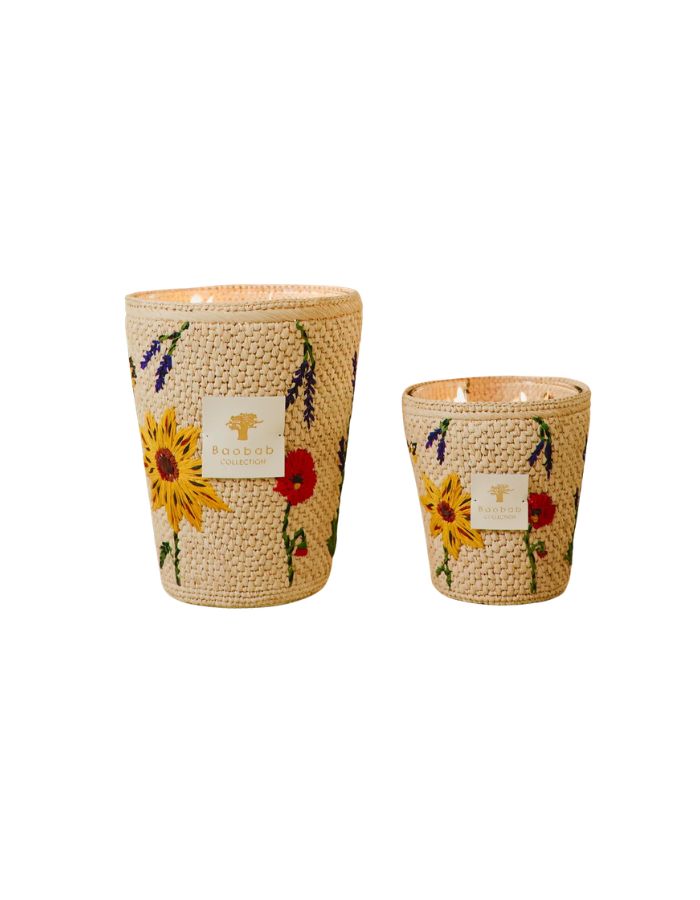 Bougie parfumée de luxe Vony Ahitra par Baobab Collection. Photophore recouvert de raphia naturel avec broderies artisanales colorées représentant des fleurs des champs (coquelicots, lavande). Design textile fait main à Madagascar.