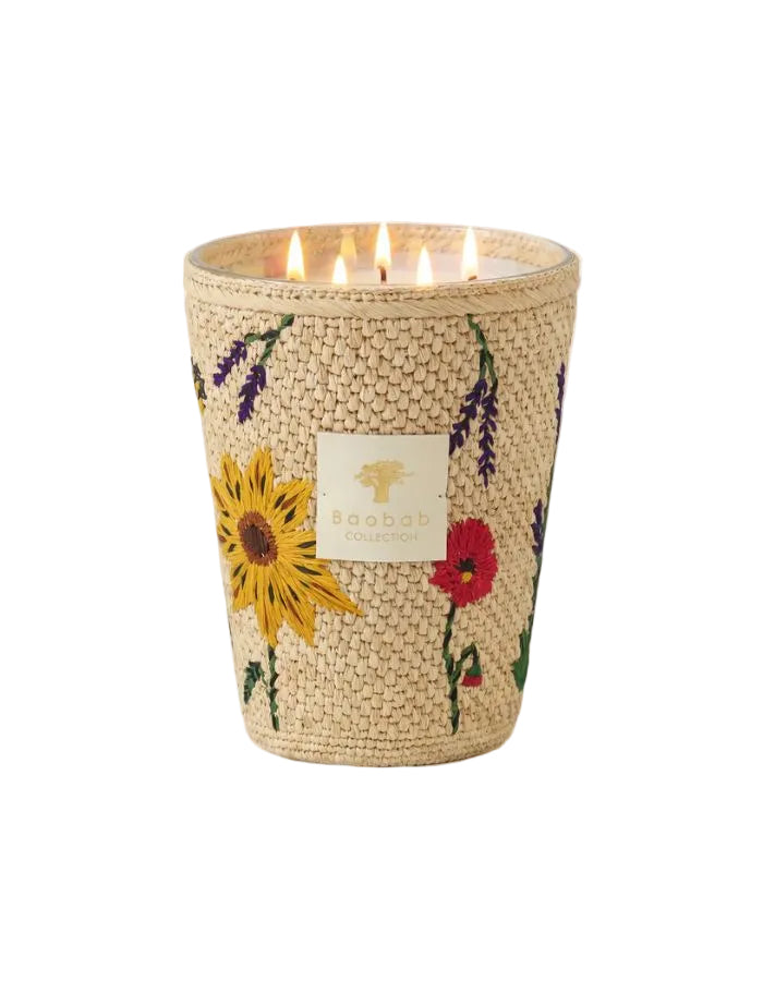 Bougie parfumée de luxe Vony Ahitra modèle max24 par Baobab Collection. Photophore recouvert de raphia naturel avec broderies artisanales colorées représentant des fleurs des champs (coquelicots, lavande). Design textile fait main à Madagascar.
