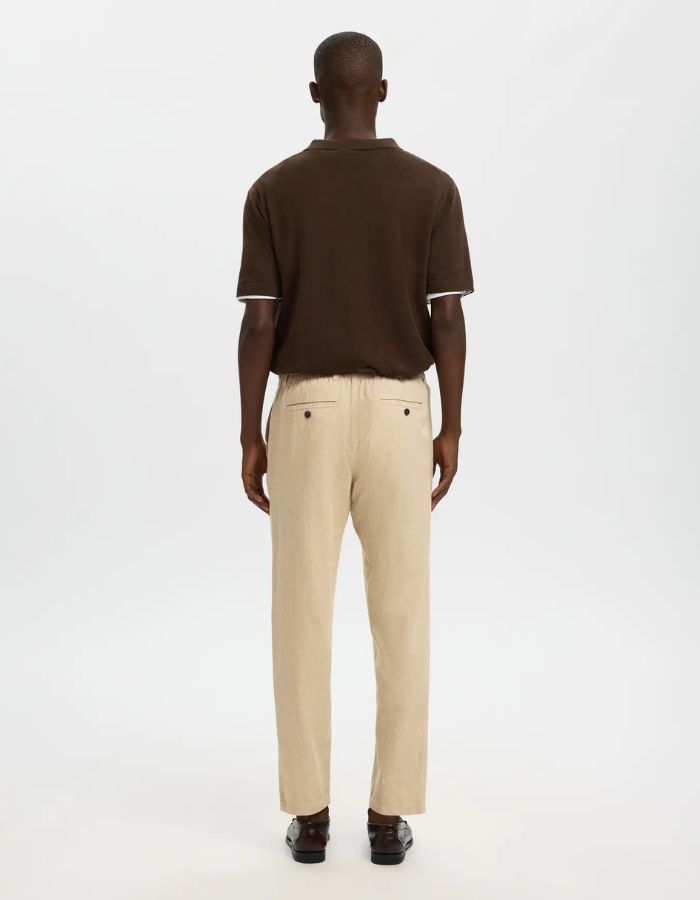 Pantalon Brody Slim Tapered en lin et coton beige, porté de dos.