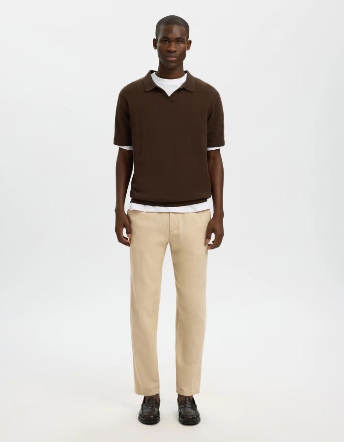 Pantalon Brody Slim Tapered en lin et coton beige porté par un homme.