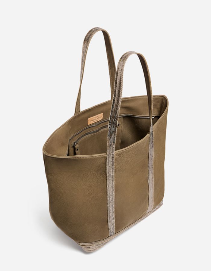 Ouverture du Grand sac cabas zippé pour femme en cuir velours gris taupe avec bandes de sequins assortis et longues anses, modèle Cabas L Zippé Cuir Velours couleur Éléphant de Vanessa Bruno.