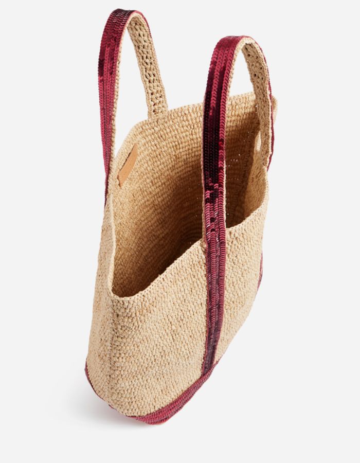 Cabas M Raphia Lipstick Vanessa Bruno, sac cabas en raphia naturel tressé main avec anses à sequins rouges.