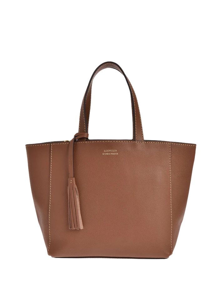 Sac cabas pour femme en cuir de vachette grainé marron brandy, modèle Cabas Parisien Ramita de la marque LOXWOOD. Présente une coupe bord franc avec piqûres sellier et deux anses pour un porté main.