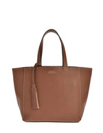 Sac cabas pour femme en cuir de vachette grainé marron brandy, modèle Cabas Parisien Ramita de la marque LOXWOOD. Présente une coupe bord franc avec piqûres sellier et deux anses pour un porté main.