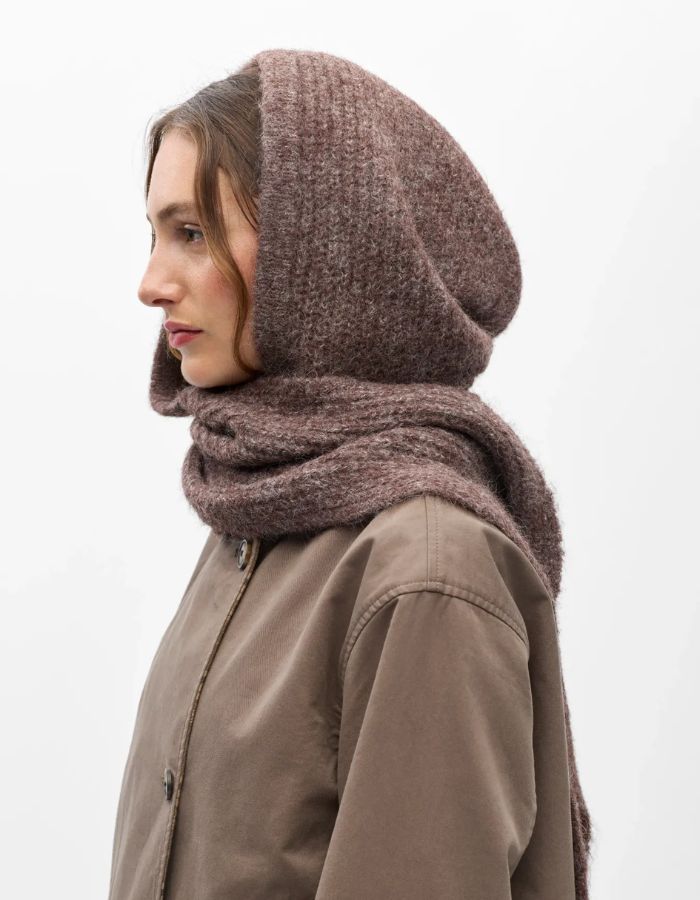 Profil de la Cagoule écharpe en maille côtelée marron café chiné avec longue écharpe intégrée et finition bord-côte